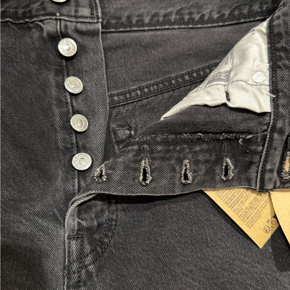 Levi’s Women high rise fitted denim shorts through the hip - Picture 10 of 10